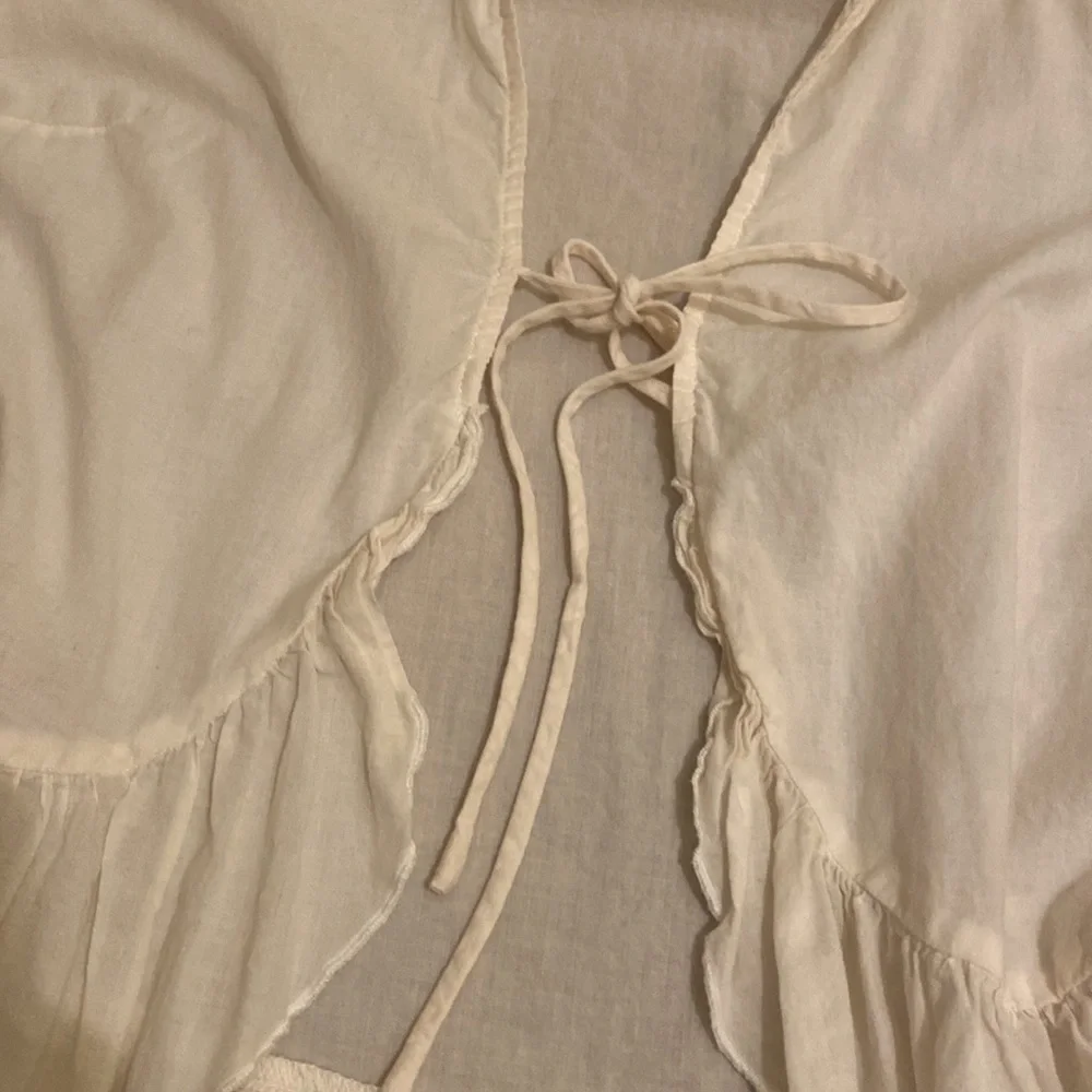 Kimchi Blue Soft Cream Blouse. Size S - Picture 8 of 8
